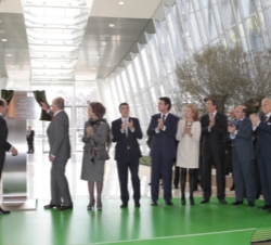 Sus Majestades descubren la placa conmemorativa del acto