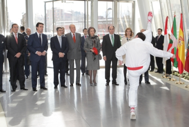 Sus Majestades los Reyes durante la interpretación del aurresku de honor