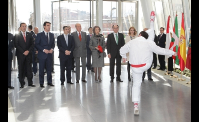 Sus Majestades los Reyes durante la interpretación del aurresku de honor