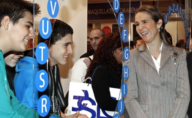 La Infanta Elena en el stand de la FAD