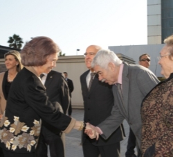 Su Majestad la Reina saluda a Pasqual Maragall a su llegada