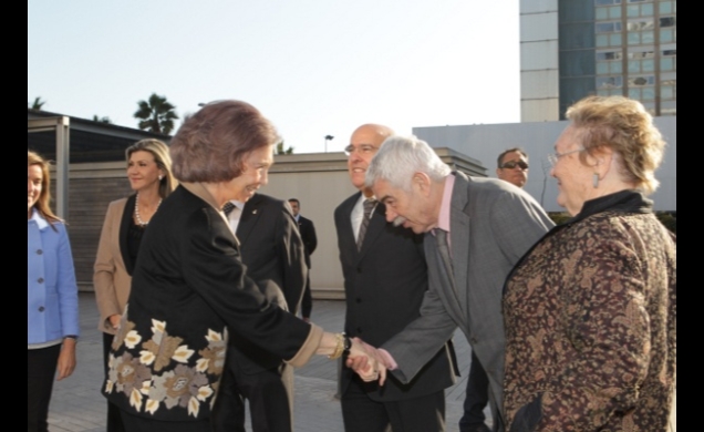 Su Majestad la Reina saluda a Pasqual Maragall a su llegada