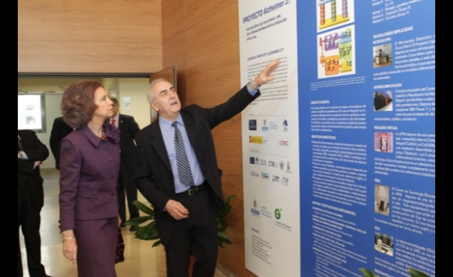 Doña Sofía recibe explicaciones del director del Proyecto Alzheimer 3, Javier de Felipe