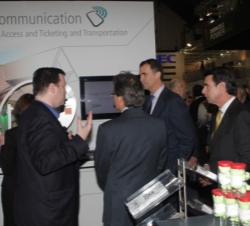 Don Felipe acompañado del presidente de la Generalitat de Cataluña, Artur Mas, y del Ministro de Industria, Energía y Turismo, José Manuel Soria, dura