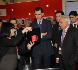Don Felipe visita el stand de Vodafone