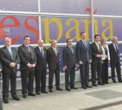 Fotografía de grupo ante el pabellón de España