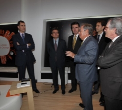 Su Alteza Real,  en el stand de Orange