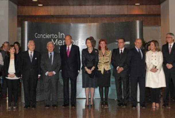 Sus Majestades los Reyes, junto a autoridades y representantes de las Víctimas del Terrorismo