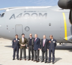 Su Majestad, junto a José Manuel Soria, Tom Enders, Domingo Ureña y el grupo de pilotos