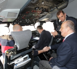 Don Juan Carlos es saludado por uno de los pilotos