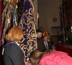 La Infanta cumple con la tradición de besar el pie del Cristo