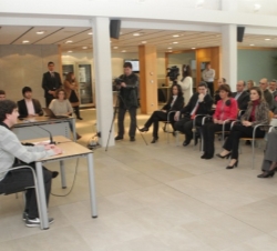 La Princesa en primera fila de asientos, durante una recreación de una entrevista de trabajo