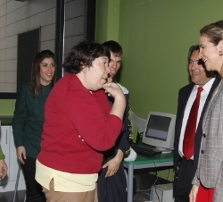 Su Alteza Real la Infanta Doña Elena conversa con una paciente del centro