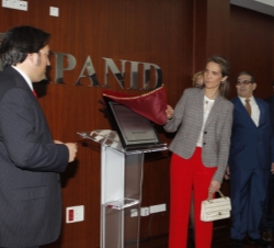 Su Alteza Real Doña Elena descubre una placa conmemorativa