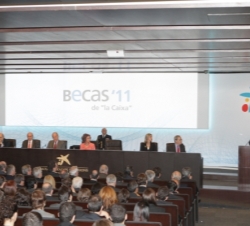 Sus Majestades los Reyes en la mesa presidencial del acto