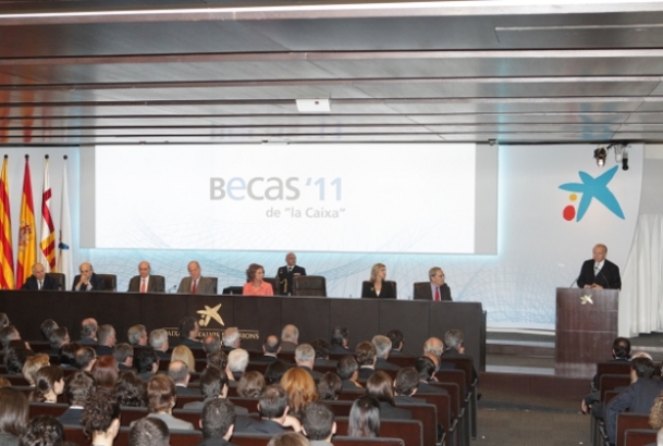 Sus Majestades los Reyes en la mesa presidencial del acto