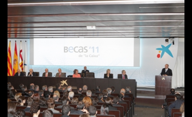 Sus Majestades los Reyes en la mesa presidencial del acto