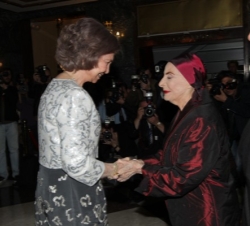 Doña Sofía a su llegada es saludada por Alicia Alonso