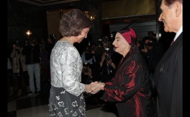Doña Sofía a su llegada es saludada por Alicia Alonso