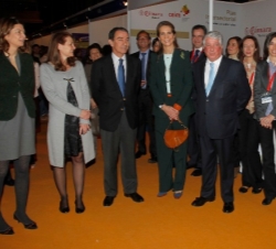 Doña Elena visita el stand de la CIEM