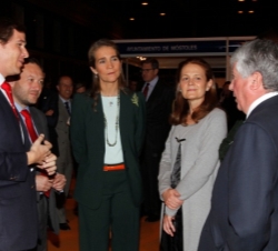 La Infanta conversa con varios de los asistentes a la Feria