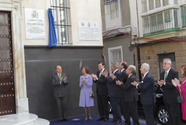 Sus Majestades descubren la placa conmemorativa del acto