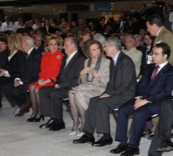 Sus Majestades los Reyes en primera fila de asientos, durante la inauguración del hospital