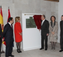 Don Juan Carlos en presencia de Doña Sofía descubre una placa conmemorativa