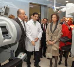 Los Reyes observan el nuevo robot Da Vinci, para cirugía