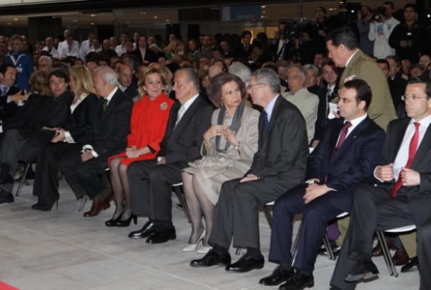 Sus Majestades los Reyes en primera fila de asientos, durante la inauguración del hospital