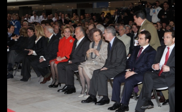 Sus Majestades los Reyes en primera fila de asientos, durante la inauguración del hospital