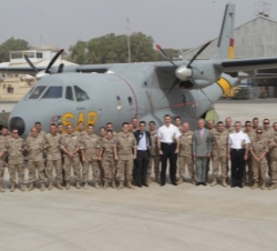 Fotografía de grupo en el Destacamento Aéreo Orión, frente al avión de vigilancia marítima