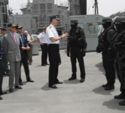 Don Felipe conversa con los miembros de las fuerzas de salto del Buque