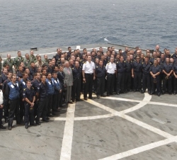 Fotografía de grupo en la cubierta del Buque de aprovisionamiento de combate Patiño