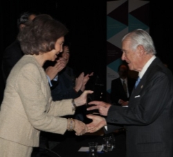 Doña Sofía entrega el premio a Enrique de Sendagorta, en nombre de los galardonados con los Premios Nacionales de Innovación 2011