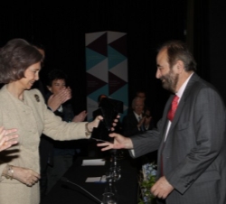 Doña Sofía entrega el galardón a Jose Ramón Magarzo, en representación de los galardonados con los Premios Nacionales de Diseño 2011