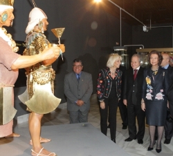 Su Majestad con las autoridades asistentes a la inauguración