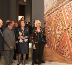 Su Majestad durante su recorrido por la muestra
