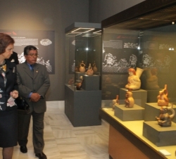 Doña Sofía observa una las vitrinas de la exposicíon