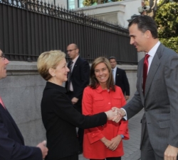 Don Felipe recibe el saludo de la subsecretaria de Asuntos Exteriores para Educación y Asuntos Culturales de los EE.UU., Ann Stock, en presencia de la