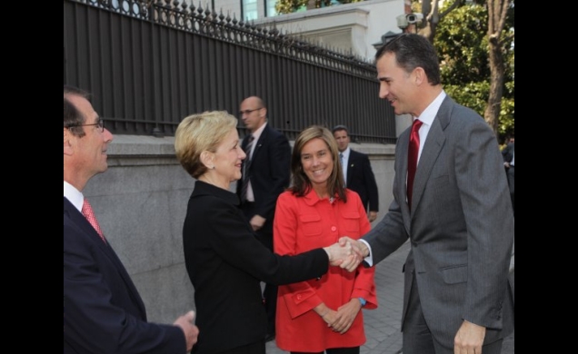 Don Felipe recibe el saludo de la subsecretaria de Asuntos Exteriores para Educación y Asuntos Culturales de los EE.UU., Ann Stock, en presencia de la