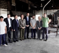 Fotografía de grupo con los artesanos que hicieron la demostración de la técnica de vidrio soplado