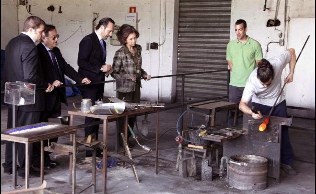Doña Sofía presencia una demostración de fabricación de vidrio