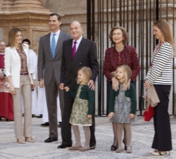Los Reyes, los Príncipes con sus hijas y la Infanta Doña Elena