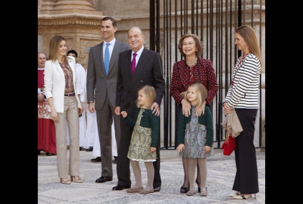 Los Reyes, los Príncipes con sus hijas y la Infanta Doña Elena