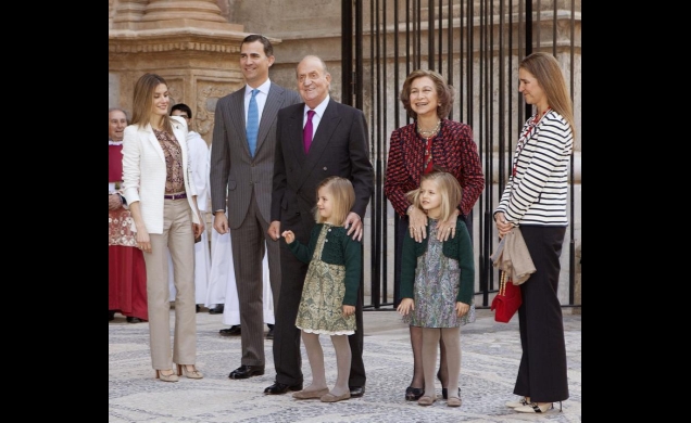 Los Reyes, los Príncipes con sus hijas y la Infanta Doña Elena