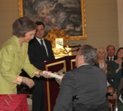 Su Majestad la Reina entrega uno de los galardones