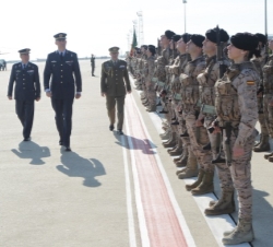 Su Alteza Real el Príncipe de Asturias a su llegada a la Base, pasa revista a las tropas