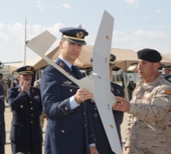 Don Felipe observa uno de los aviones no tripulados que usa la Unidad
