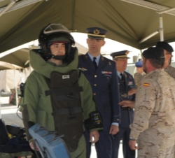 Don Felipe conversa con un militar vestido con un traje de desactivación de explosivos